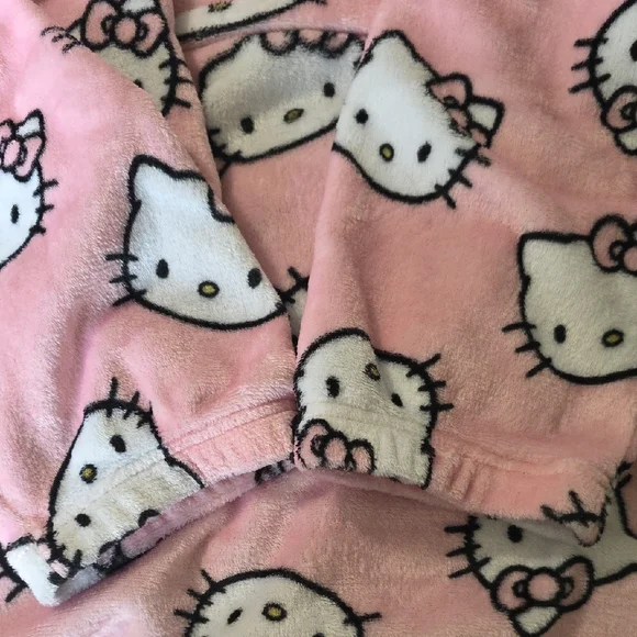 Pink Hello Kitty Hooded Blanket - Picture 4 of 7